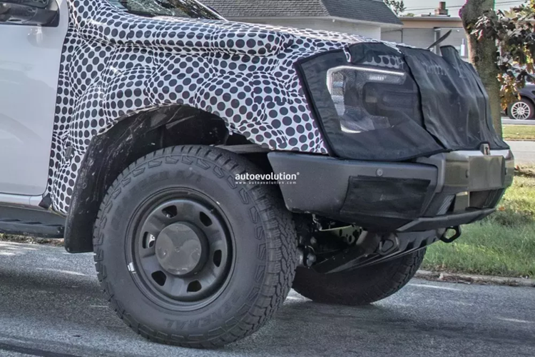 Một cản sau bằng thép có cảm biến đỗ xe, đi kèm với dụng cụ để kéo xe, và một bánh xe dự phòng cỡ lớn. Chiếc Ranger Super Duty được mong đợi của Ford càng trở nên hấp dẫn hơn với lốp General Grabber A/T gắn trên vành thép sơn đen với nắp chụp trục bánh xe màu đen và chắn bùn khá hầm hố.