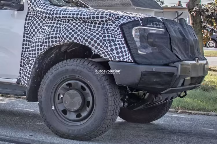 Một cản sau bằng thép có cảm biến đỗ xe, đi kèm với dụng cụ để kéo xe, và một bánh xe dự phòng cỡ lớn. Chiếc Ranger Super Duty được mong đợi của Ford càng trở nên hấp dẫn hơn với lốp General Grabber A/T gắn trên vành thép sơn đen với nắp chụp trục bánh xe màu đen và chắn bùn khá hầm hố.