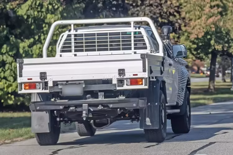 Đối với các số liệu nổi bật, Ford Ranger Super Duty 2026 sẽ khiến không ít người bất ngờ vì có sức kéo lên đến 4.500 kg, ngang với F-150, và hơn con số 3.500 kg của phiên bản thường. Tổng trọng lượng xe và tổng trọng lượng kết hợp là 4.500 và 8.000 kg.