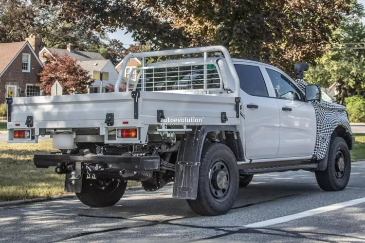 Một bức ảnh cận cảnh cũng cho thấy lốp LT275/70 đi kèm bộ mâm 18 inch cho xe, hiện tại, bản cao nhất của dòng xe bán tải này là Ranger Raptor SuperCrew được trang bị lốp LT285/70 đi cùng mâm 17 inch.