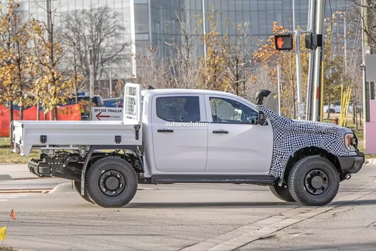 Phần đầu xe phía trên, cùng với hốc hút gió cao trên trụ A bên phải, được ngụy trang bằng lớp phủ màu trắng và đen. Được trang bị gương chiếu hậu sơn đen bóng và tay nắm cửa bằng nhựa màu đen, chiếc xe Ford Ranger Super Duty còn được trang bị thêm khay đựng đồ thay vì thùng xe thông thường.