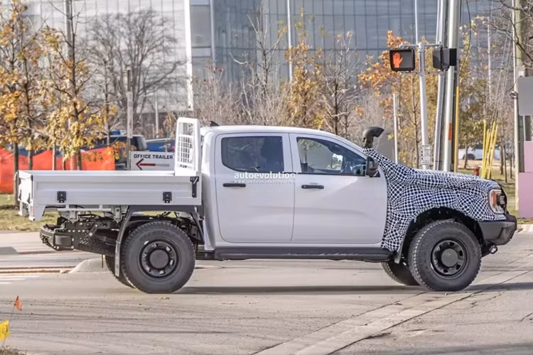 Phần đầu xe phía trên, cùng với hốc hút gió cao trên trụ A bên phải, được ngụy trang bằng lớp phủ màu trắng và đen. Được trang bị gương chiếu hậu sơn đen bóng và tay nắm cửa bằng nhựa màu đen, chiếc xe Ford Ranger Super Duty còn được trang bị thêm khay đựng đồ thay vì thùng xe thông thường.