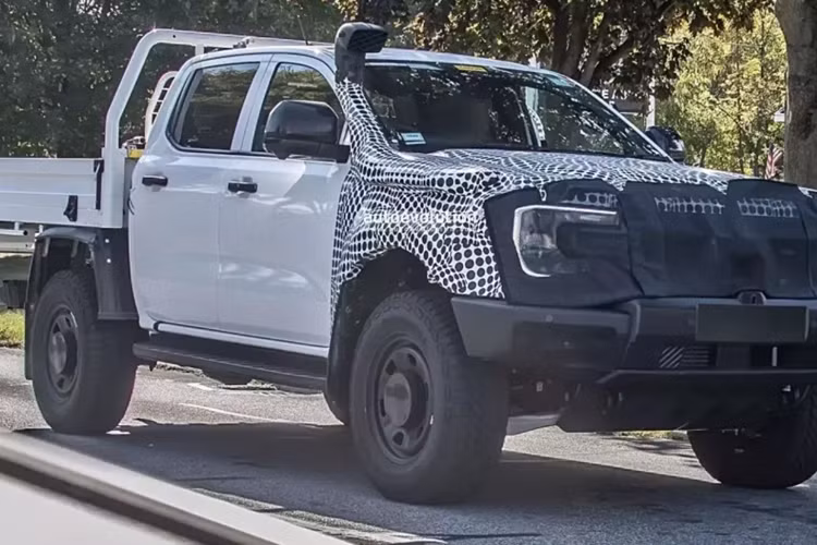 Hiện giới truyền thông thế giới đã có những bức ảnh cận cảnh về mẫu xe Ford Ranger phiên bản Super Duty khi nó di chuyển trên đường.