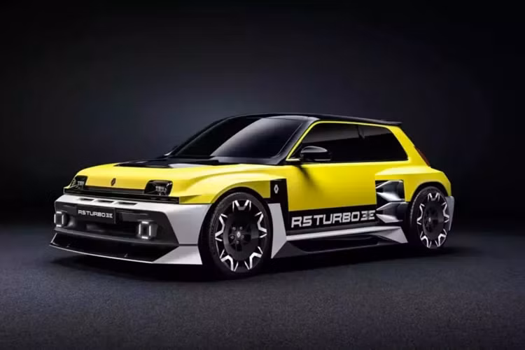 Ngoại thất đã phát triển so với xe concept, khi hãng thêm một nhà kính bóng bẩy hơn và khí động học được thiết kế lại. Các cản và váy bên nổi bật được hoàn thiện bằng màu trắng, tương phản với thân xe màu vàng và mái xe màu đen.