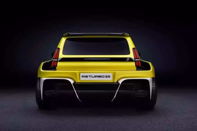 Phiên bản thứ ba của Renault 5 Turbo 3E đặc biệt có kiểu dáng hoài cổ-tương lai, trông giống như mẫu xe concept được thiết kế lại mạnh mẽ. Nó vẫn giữ nguyên các tấm chắn bùn hình hộp đặc trưng của bản gốc, mặc dù ở đây chúng được kết hợp với bánh xe quá khổ được bọc trong lốp siêu rộng.