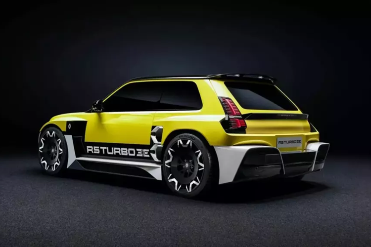 Renault không công bố thông tin chi tiết về thời điểm ra mắt và giá bán Renault 5 Turbo 3E phiên bản sản xuất, nhưng 1 số thông tin nội bộ cho biết sẽ ra mắt vào năm 2026, và rất có thể nó sẽ được bán với số lượng hạn chế cũng như mức giá cao.