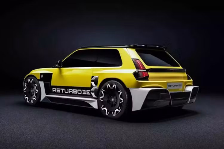 Renault không công bố thông tin chi tiết về thời điểm ra mắt và giá bán Renault 5 Turbo 3E phiên bản sản xuất, nhưng 1 số thông tin nội bộ cho biết sẽ ra mắt vào năm 2026, và rất có thể nó sẽ được bán với số lượng hạn chế cũng như mức giá cao.