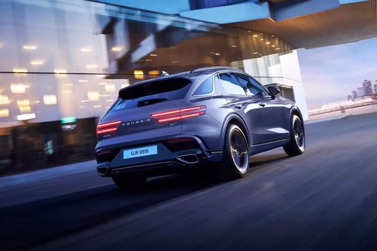 Biến thể Genesis GV70 Electrified thuần điện cũng sẽ nhận được các nâng cấp tương tự phiên bản động cơ đốt trong. Hãng cho biết xe sẽ có mặt tại Hàn Quốc vào tháng 5 trước khi bắt đầu mở bán toàn cầu.