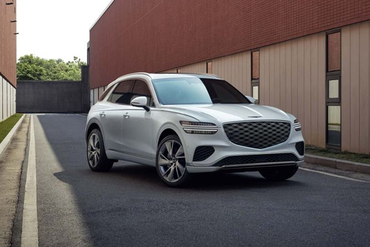 Đối với phiên bản thể thao GV70 Sport, xe được trang bị tiêu chuẩn với lưới tản nhiệt G-Matrix Crest, khe hút gió mở rộng, bánh xe kim loại tối màu 21 inch, bộ cánh tán phía sau và đầu ống xả mạ tối màu. Nội thất trên phiên bản này được trang bị vô lăng vát đáy thể thao hơn.