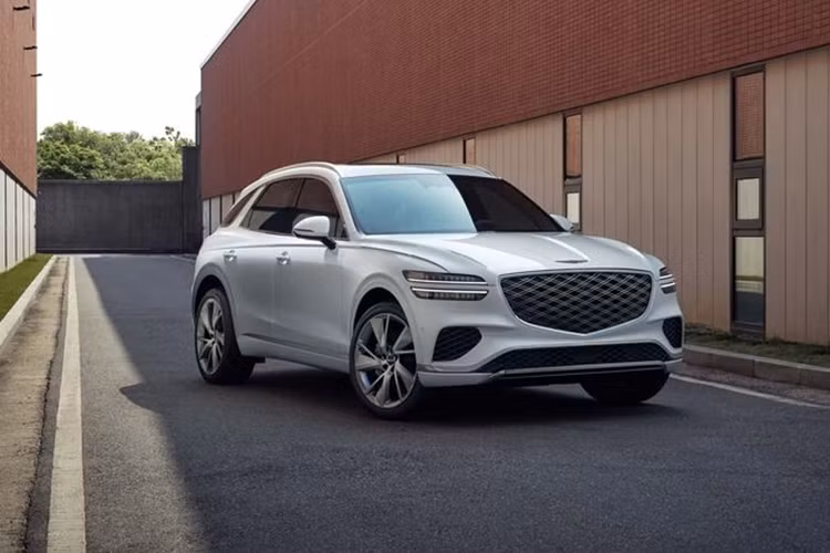 Đối với phiên bản thể thao GV70 Sport, xe được trang bị tiêu chuẩn với lưới tản nhiệt G-Matrix Crest, khe hút gió mở rộng, bánh xe kim loại tối màu 21 inch, bộ cánh tán phía sau và đầu ống xả mạ tối màu. Nội thất trên phiên bản này được trang bị vô lăng vát đáy thể thao hơn.