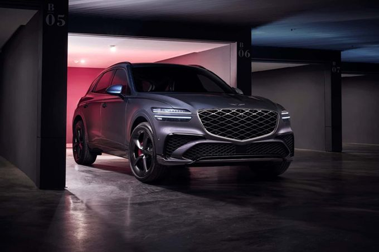 Mâm xe mới được sơn màu bạc, kích thước 19 inch. Những thay đổi đáng kể hơn được thể hiện ở phía khoang nội thất. Giống như GV80 vừa ra mắt gần đây, mẫu xe SUV hạng sang GV70 mới loại bỏ cụm đồng hồ lái, màn hình giải trí thông tin của mẫu xe cũ để thay vào đó là một màn hình 27 inch duy nhất.