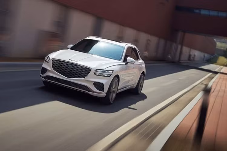 Genesis GV70 2025 nhiều khả năng không có sự thay đổi về mặt trang bị vận hành. Hiện tại, xe được phân phối với 3 tùy chọn động cơ bao gồm máy xăng Turbo 2.5 lít, máy xăng V6 3.5 lít và động cơ diesel 2.2 lít.