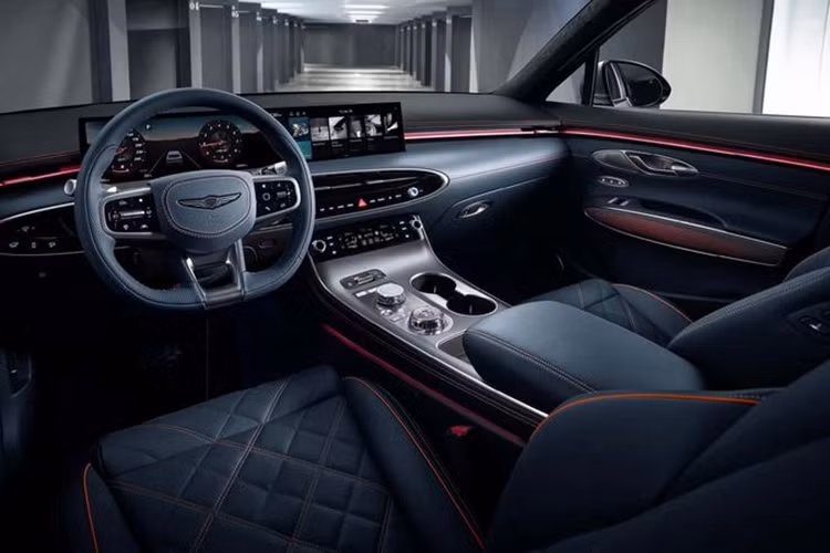 Tuy nhiên, các cửa gió điều hòa của GV70 vẫn giữ lại kiểu dáng hình bầu dục đặc trưng. Bên cạnh đó, mẫu SUV cũng có vô lăng mới với phần viền mỏng hơn, tương tự như GV80. Hệ thống đèn viền nội thất cũng được làm mới.