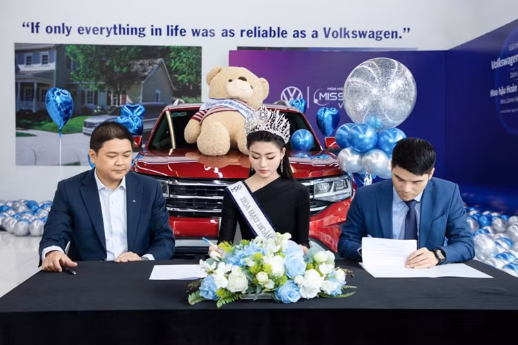 Không chỉ rộng rãi, xe còn có đầy đủ các tiện ích hiện đại như: đồng hồ kỹ thuật số Digital Cockpit Pro, màn hình trung tâm 8 inch hỗ trợ cảm ứng, kết nối Apple CarPlay/Android Auto