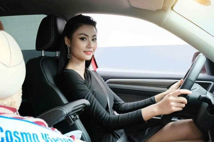 Với kích thước tương đối lớn này, Volkswagen Teramont có thể đáp ứng được mọi nhu cầu của người đẹp quê Ninh Bình. Chiếc Teramont của Hoa hậu Hoàn vũ Việt Nam 2023 sở hữu ngoại thất màu đỏ, đi cùng nội thất màu đen sang trọng.