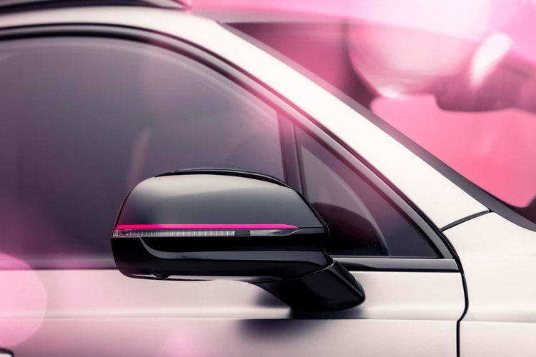 Bên cạnh những trang bị về nghệ thuật, gói “Curated by Mulliner” cũng đi kèm với một loạt nâng cấp về công nghệ và tính năng hỗ trợ người lái giúp đảm bảo an toàn tốt hơn cho người dùng.