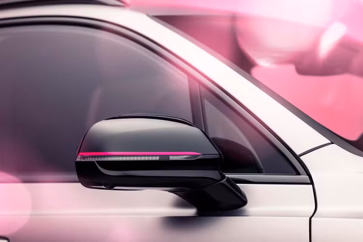 Bên cạnh những trang bị về nghệ thuật, gói “Curated by Mulliner” cũng đi kèm với một loạt nâng cấp về công nghệ và tính năng hỗ trợ người lái giúp đảm bảo an toàn tốt hơn cho người dùng.