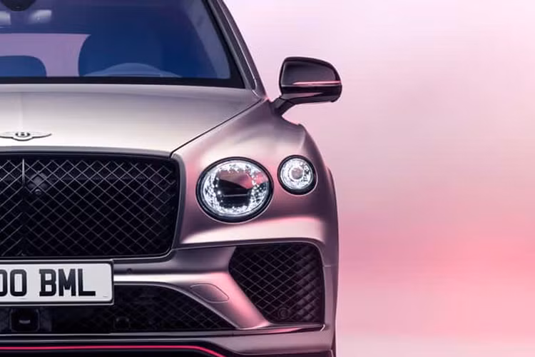 Người dùng có thể lựa chọn thêm các đường sọc nhỏ tạo điểm nhấn tinh tế cho gương chiếu hậu ngoại thất cũng như bộ body kit nhằm tăng thêm nét cá tính cho thiết kế bắt mắt của Bentayga.