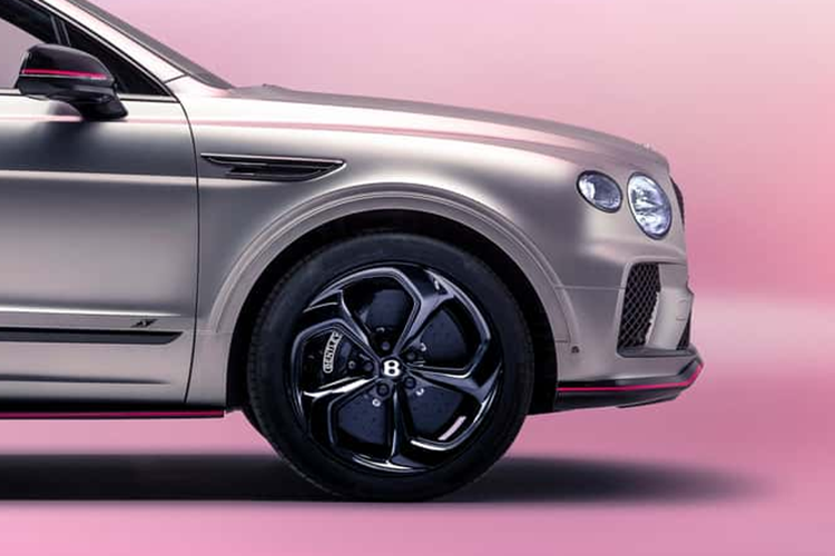 Hệ thống tiên tiến này cũng hoạt dộng thông qua các thông tin trên dữ liệu bản đồ để phát hiện các đường hầm có thể có mức độ ô nhiễm cao hơn, từ đây tự động kích hoạt tính năng này. Xe được trang bị bảng điều khiển dành cho người lái mới cung cấp hình ảnh trực quan theo thời gian thực về cung đường phía trước và mô tả các vật thể dưới dạng 3D.