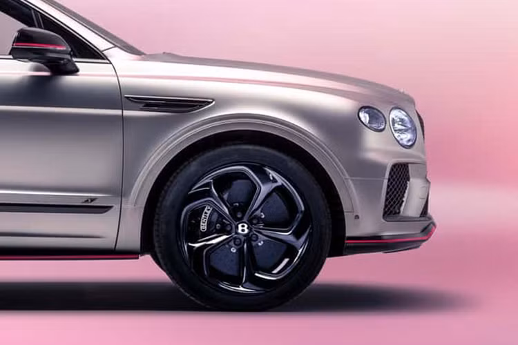 Hệ thống tiên tiến này cũng hoạt dộng thông qua các thông tin trên dữ liệu bản đồ để phát hiện các đường hầm có thể có mức độ ô nhiễm cao hơn, từ đây tự động kích hoạt tính năng này. Xe được trang bị bảng điều khiển dành cho người lái mới cung cấp hình ảnh trực quan theo thời gian thực về cung đường phía trước và mô tả các vật thể dưới dạng 3D.