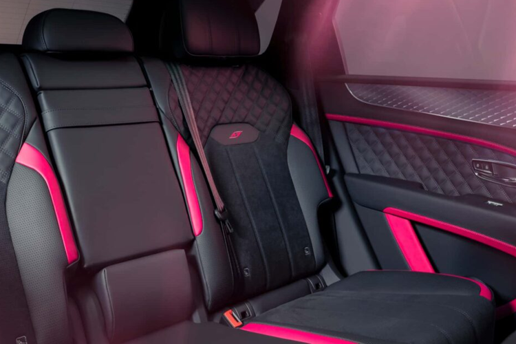 Xe cũng được trang bị phần đèn chào mừng “Curated by Mulliner” chiếu sáng, ghế bọc da tạo điểm nhấn và thảm trải sàn Mulliner với đường viền tương phản. Các gói nội thất phải đi kèm cũng được trang bị thêm đèn chào mừng LED và bàn đạp ốp nhôm thể thao, kính cách âm phía sau.