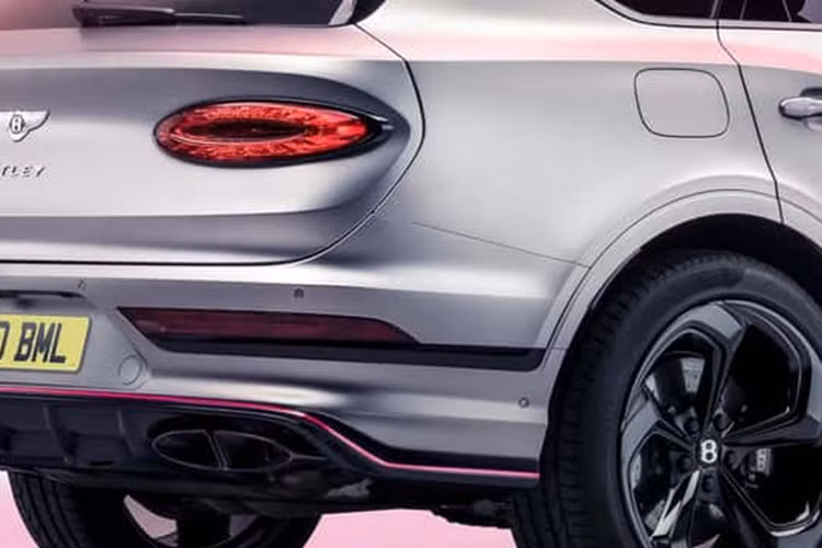 Các phiên bản này còn được nâng cấp thêm với các tính năng cải tiến mới về tiện nghi của ghế bao gồm tính năng điều chỉnh tư thế ngồi và điều hòa tự động cho ghế để đem tới cảm giác nghỉ ngơi, thư giãn tốt nhất cho người ngồi. Xe cũng được trang bị thêm hệ thống điều hòa không khí cải tiến, tự động bật tắt chế độ lọc không khí khi cần thiết.