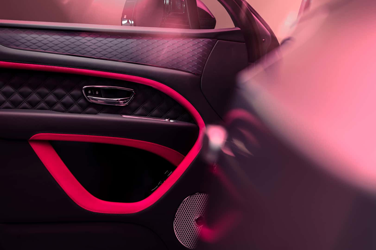 Mỗi màu trong số 4 chủ đề màu này sẽ làm nổi bật một cách trang nhã các chi tiết trong khoang nội thất của Bentayga S. Một số chi tiết được trang bị màu sắc nổi bật như nan vô lăng, các chi tiết trên cần số hay các chi tiết bọc da trên bảng điều khiển.