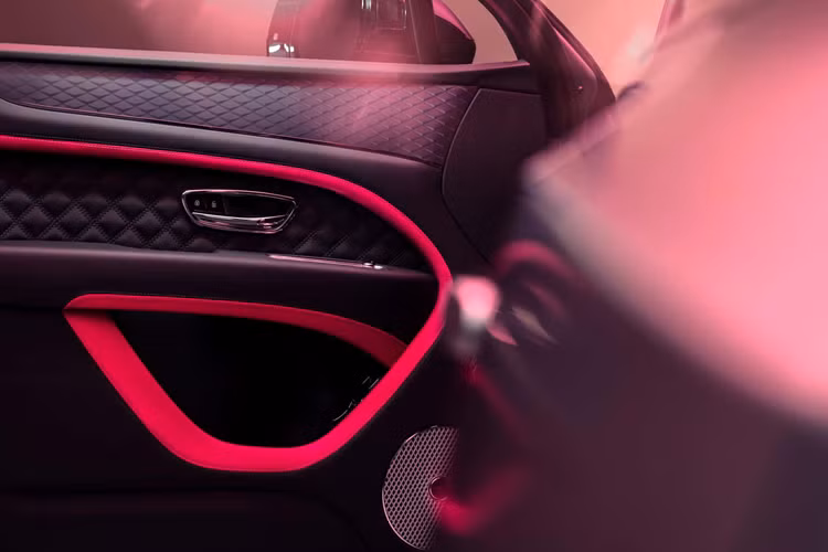 Mỗi màu trong số 4 chủ đề màu này sẽ làm nổi bật một cách trang nhã các chi tiết trong khoang nội thất của Bentayga S. Một số chi tiết được trang bị màu sắc nổi bật như nan vô lăng, các chi tiết trên cần số hay các chi tiết bọc da trên bảng điều khiển.