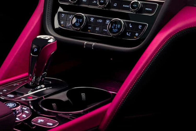 Những mẫu xe này còn được trang bị mâm xe cỡ lớn với kích thước 22 inch được sơn đen cùng logo mâm xe tự cân bằng, giúp logo mâm xe đứng yên kể cả khi xe lăn bánh. Bên cạnh 4 gói nâng cấp nội thất ấn tượng, khách hàng cũng có thể tùy chọn gói nâng cấp Exterior Styling Package.