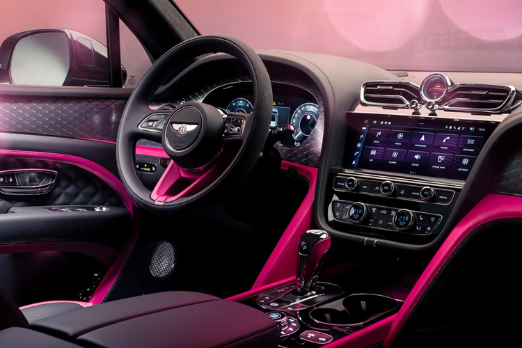 Từng tông màu đều đã được đội ngũ thiết kế Mulliner lựa chọn kỹ lưỡng, điển hình như “Magenta” được lấy cảm hứng từ hoa mẫu đơn màu tím được cho là đại diện cho danh dự và sự tôn trọng, sự sang trọng, phẩm giá và quyền lực. Màu “Glacier Blue” được lấy cảm hứng bởi bông thược dược màu xanh thường gắn liền với sự yên bình và sang trọng.