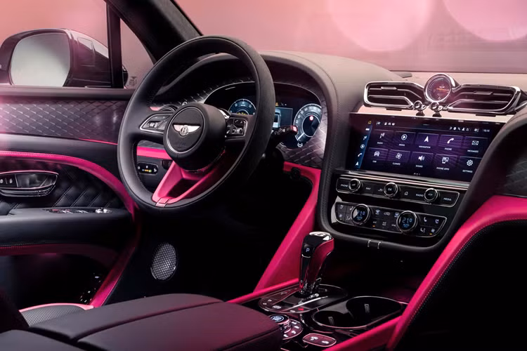 Từng tông màu đều đã được đội ngũ thiết kế Mulliner lựa chọn kỹ lưỡng, điển hình như “Magenta” được lấy cảm hứng từ hoa mẫu đơn màu tím được cho là đại diện cho danh dự và sự tôn trọng, sự sang trọng, phẩm giá và quyền lực. Màu “Glacier Blue” được lấy cảm hứng bởi bông thược dược màu xanh thường gắn liền với sự yên bình và sang trọng.