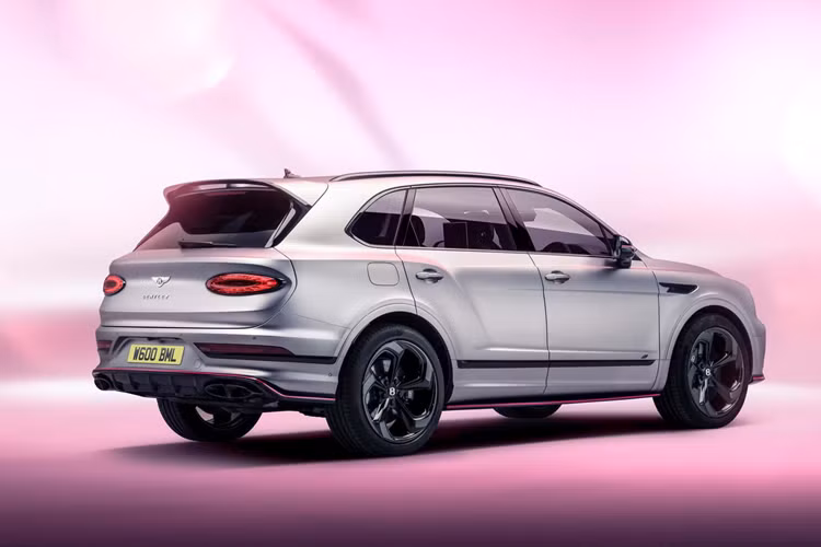 Bentley Bentayga S 2024 màu mới còn sở hữu các tính năng hỗ trợ người lái nâng cao bao gồm Hỗ trợ đỗ xe thông minh, Đỗ xe từ xa thông qua ứng dụng My Bentley, Chế độ xem xung quanh 3D đem tới cho người lái một trải nghiệm đẳng cấp hơn, đồng thời đảm bảo an toàn cho người ngồi trong xe.