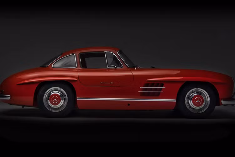 Đây chính là chiếc xe cuối cùng trong số 1.400 chiếc SL Gullwing – Chiếc xe đẹp nhất và đáng mơ ước nhất mà Mercedes-Benz từng chế tạo. Chiếc Mercedes-Benz 300 SL Gullwing đặc biệt này được hoàn thiện vào ngày 15/5/1957, được chế tạo theo đơn đặt hàng đặc biệt để trưng bày tại Hội chợ Thương mại Quốc tế Poznan năm 1957.