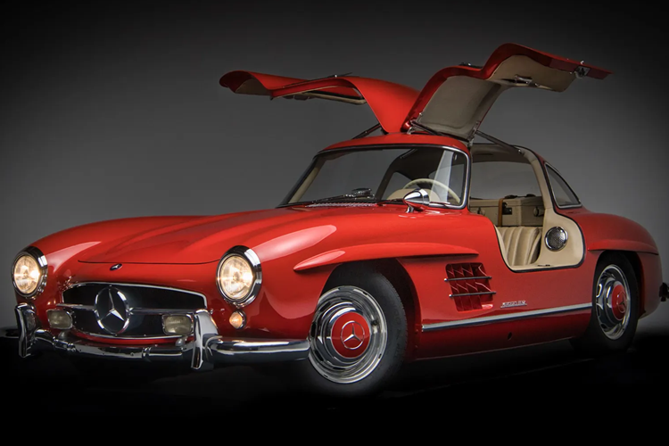 Đây là chiếc Mercedes-Benz 300 SL Gullwing cuối cùng từng được chế tạo và là chiếc đầu tiên được đặt tên theo một tập phim Friends. Chiếc xe này được gọi là “The Last One” và hiện sắp được nhà đấu giá RM Sotheby đưa lên sàn đấu giá.