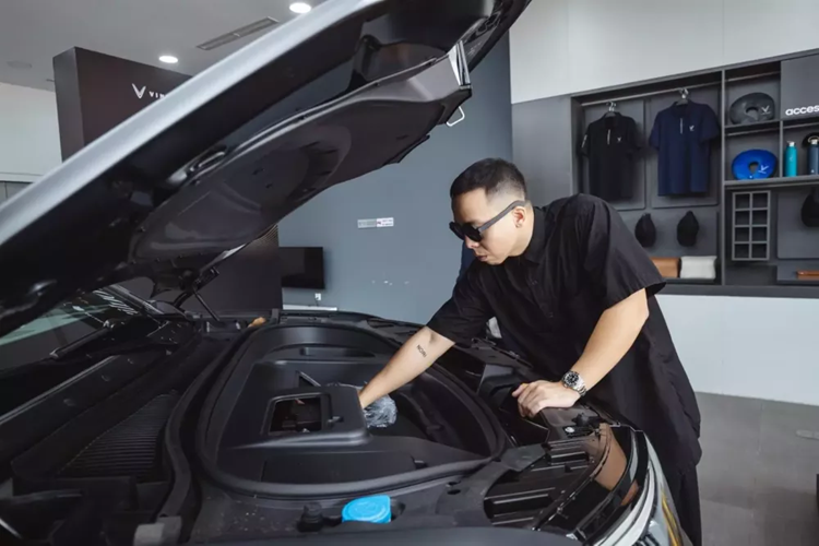 Hiện tại, VinFast VF9 đang được phân phối chính hãng có 2 loại pin, bao gồm SDI và CATL. Giá xe VinFast VF9 không kèm pin, dùng pin SDI là 1,513 tỷ đồng cho bản Eco và 1,701 tỷ đồng cho bản Plus.