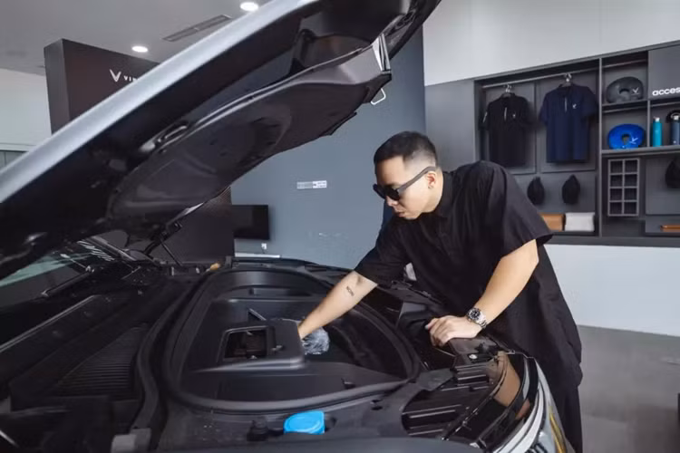 Hiện tại, VinFast VF9 đang được phân phối chính hãng có 2 loại pin, bao gồm SDI và CATL. Giá xe VinFast VF9 không kèm pin, dùng pin SDI là 1,513 tỷ đồng cho bản Eco và 1,701 tỷ đồng cho bản Plus.