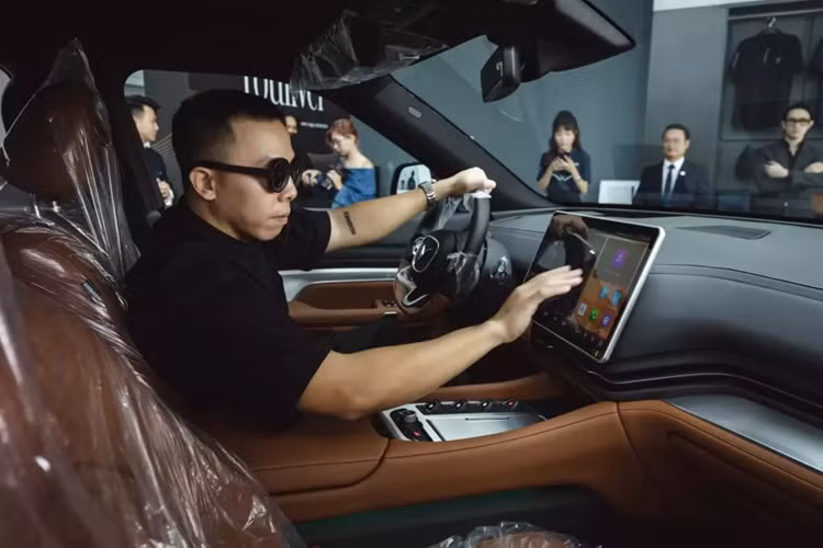 Nếu đi kèm pin, giá VinFast VF9 pin SDI sẽ là 2,013 tỷ đồng ở bản Eco và 2,201 tỷ đồng ở bản Plus. Trong khi đó, VinFast VF9 pin CATL có giá không kèm pin là 1,589 tỷ đồng ở bản Eco và 1,786 tỷ đồng ở bản Plus.