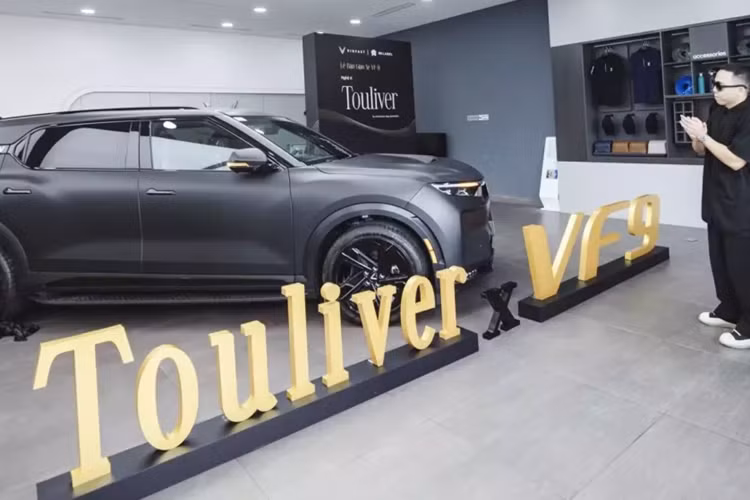 Cụ thể, chiếc xe VinFast VF9 của Hoàng Touliver có ngoại thất sơn màu đen nhám, rất thích hợp với phong cách màu tối của anh, đi cùng màu này có nhiều chi tiết sơn đen bóng, nội thất chiếc xe VinFast VF9 của nam nghệ sĩ này có màu nâu.