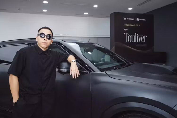 Hoang Touliver tau VinFast VF9 phong cach bong dem hon 2 ty dong