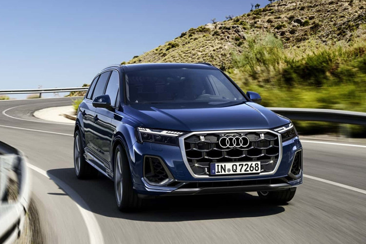 Mở đầu năm mới, hãng Audi bổ sung phiên bản nâng cấp giữa vòng đời cho dòng SUV hạng sang Q7. Tương tự trước đây, dòng xe này cũng có 2 phiên bản Audi Q7 2024 mới thông thường và SQ7 thể thao hơn. Đây là phiên bản nâng cấp giữa vòng đời tiếp theo của dòng xe này kể từ năm 2015.
