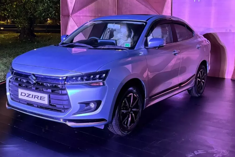 Nối giữa 2 cụm đèn pha là nẹp màu đen bóng dày dặn, tích hợp logo của hãng Suzuki. Lưới tản nhiệt của Suzuki Dzire 2025 có thiết kế hình lục giác cỡ lớn với 6 nan nằm ngang màu đen. Ở hai góc đầu xe là đèn sương mù hình tròn với viền màu đen bao quanh. Bản cao cấp của xe sẽ được trang bị hệ thống đèn LED phía trước.