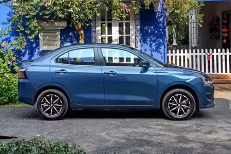 Cuối cùng là những tính năng an toàn như 6 túi khí, hệ thống chống bó cứng phanh ABS, phân phối lực phanh điện tử EBD, trợ lực phanh BA, hệ thống cân bằng điện tử, hỗ trợ khởi hành ngang dốc, hệ thống kiểm soát hành trình, camera 360 độ, dây đai an toàn 3 điểm và móc ghế trẻ em.