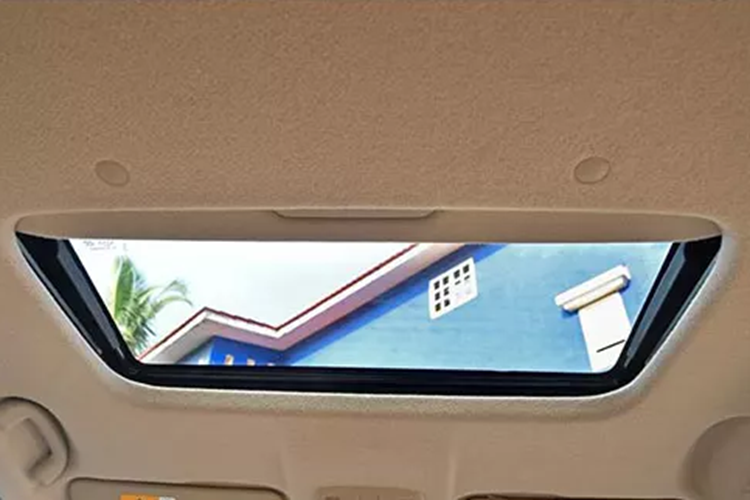 Màn hình này hỗ trợ kết nối Apple CarPlay và Android Auto không dây. Chưa hết, Suzuki Dzire 2025 còn có cửa sổ trời một mảnh và hàng ghế sau đi kèm cửa gió/bệ tì tay trung tâm.