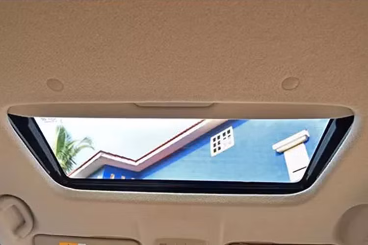 Màn hình này hỗ trợ kết nối Apple CarPlay và Android Auto không dây. Chưa hết, Suzuki Dzire 2025 còn có cửa sổ trời một mảnh và hàng ghế sau đi kèm cửa gió/bệ tì tay trung tâm.