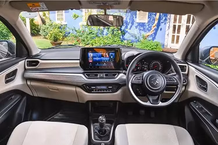 Hai bên đèn hậu được nối với nhau bằng nẹp mạ crôm vắt ngang trên cửa cốp. Ngoài ra, cửa cốp còn tích hợp cánh gió nhỏ trong khi cản sau có thiết kế tương tự thế hệ cũ. Trái ngược với thiết kế ngoại thất, nội thất của Suzuki Dzire 2025 lại khá giống với Swift mới