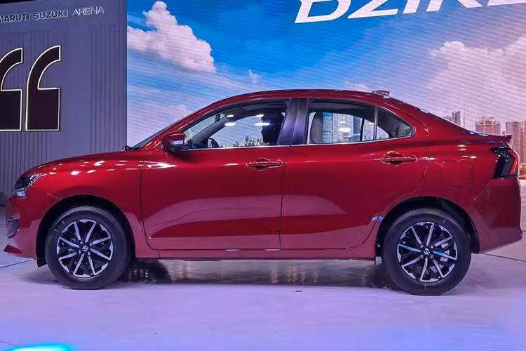 Suzuki Swift 2025 bản sedan sở hữu kích thước dài x rộng x cao lần lượt 3.995 x 1.735 x 1.525 mm và chiều dài cơ sở 2.450 mm cùng khoảng sáng gầm 163 mm. So với phiên bản cũ, xe chỉ cao hơn 10 mm. Trong khi đó, thiết kế ngoại thất của Suzuki Swift phiên bản sedan lột xác hoàn toàn so với thế hệ cũ.