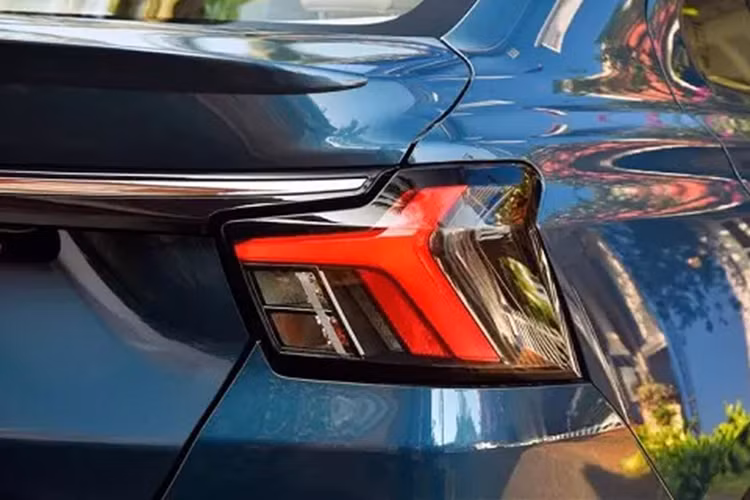 Nằm bên dưới nắp ca-pô của mẫu sedan này là động cơ xăng Z12E 3 xi-lanh, dung tích 1.2L dùng chung với Suzuki Swift thế hệ thứ 4. Động cơ tạo ra công suất tối đa 82 mã lực và mô-men xoắn cực đại 112 Nm. Sức mạnh được truyền tới cầu trước thông qua hộp số sàn 5 cấp hoặc tự động AMT 5 cấp.