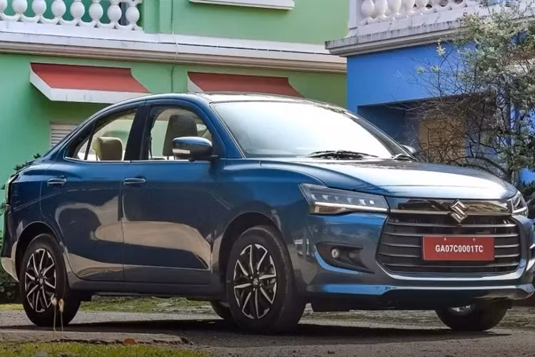 Đồng thời, xe cũng có ngoại hình không giống với Suzuki Swift thế hệ mới. Ở khu vực đầu xe, Suzuki Dzire 2025 được trang bị nắp ca-pô phẳng với đường dập gân ở hai bên. Cụm đèn pha được hãng gọi bằng cái tên Crystal Vision với thiết kế theo phong cách xe Audi và viền màu đen.