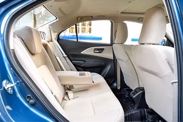 Thể hiện rõ qua khu vực mặt táp-lô đa tầng, vô lăng tích hợp phím chức năng và nút chỉnh/cửa gió điều hòa. Màu sắc chủ đạo của nội thất bên trong mẫu sedan này là be với những chi tiết màu nâu, giả ốp gỗ và nhôm xước làm điểm nhấn.