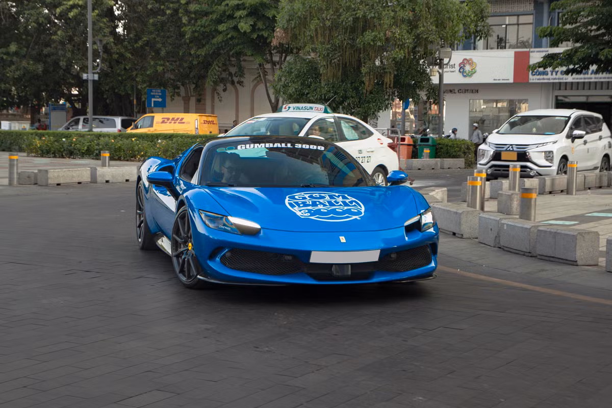 Ferrari 296 GTS cũng là chiếc siêu xe mui trần biến thể mui cứng đầu tiên của Ferrari sử dụng động cơ V6. Mức giá xe khi mới về Việt Nam được bán ra chính hãng không dưới 30 tỷ đồng.